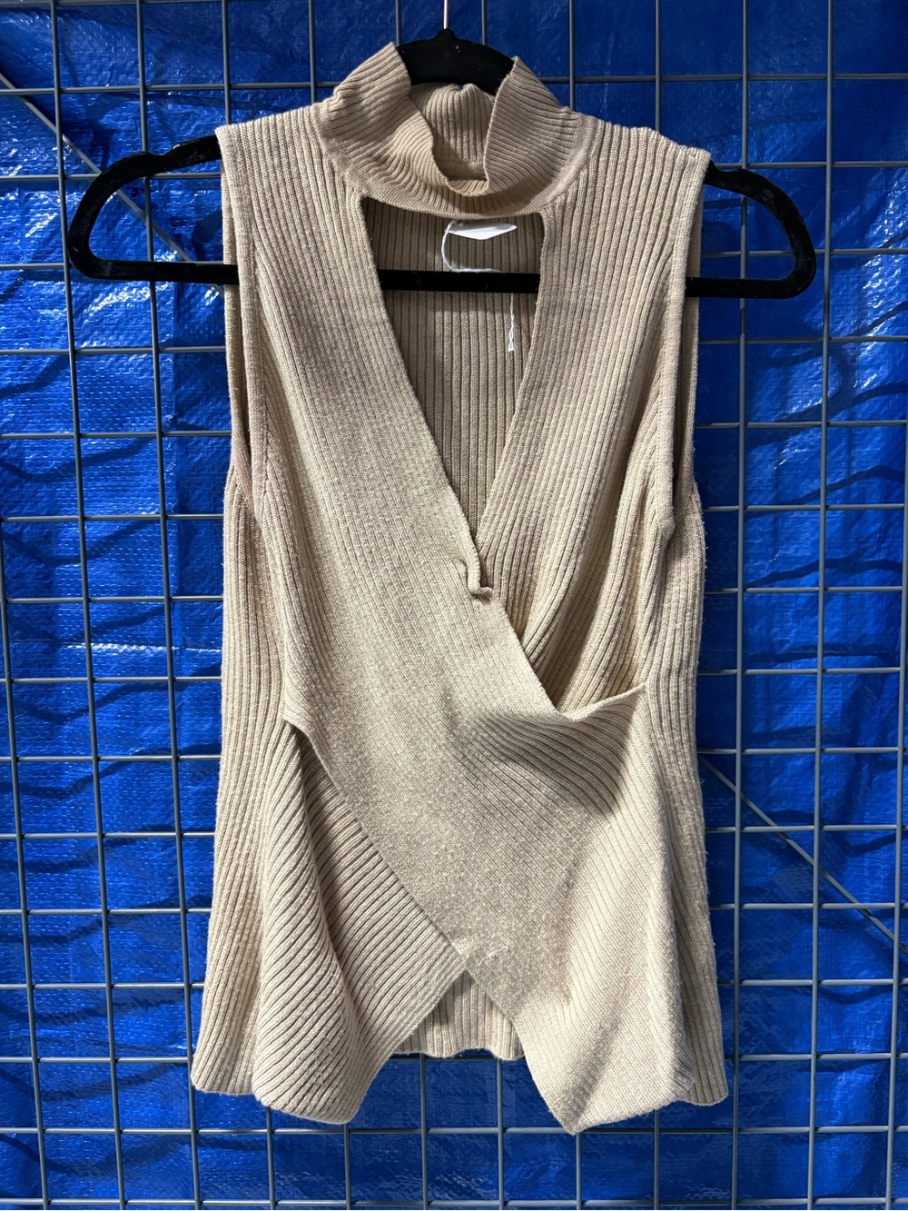 Sleeveless Ribbed cutout Knit Top